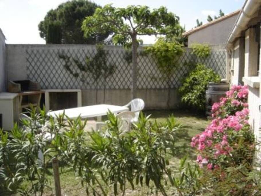 Espace privatif ombragé avec barbecue