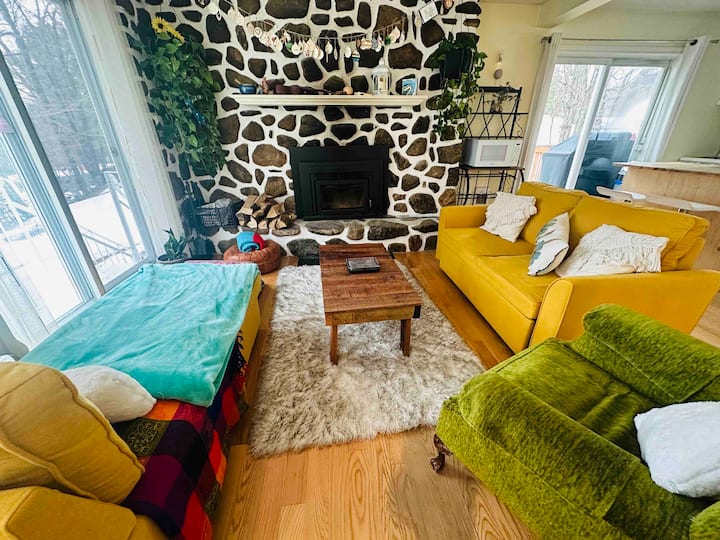 客厅一楼设有壁炉和湖泊景观！ 