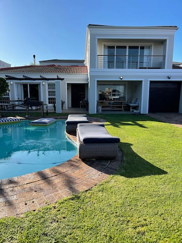 Large family home close to beach with backup power