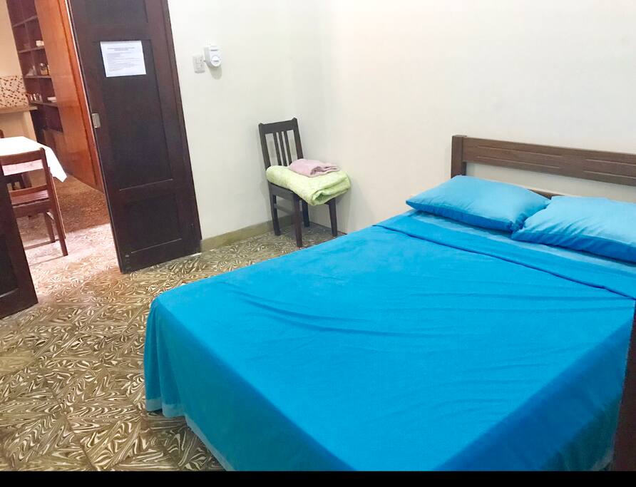 Habitación matrimonial amplia, con toalla, shampoo, jaboncillo, papel higiénico, edredón, almohadas y ropa de cama