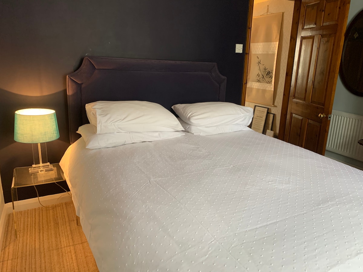 一楼配有特大号双人床的双人卧