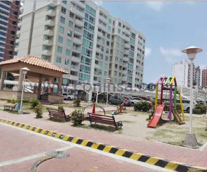 parques infantiles y kiosko...espacios muy amplios
