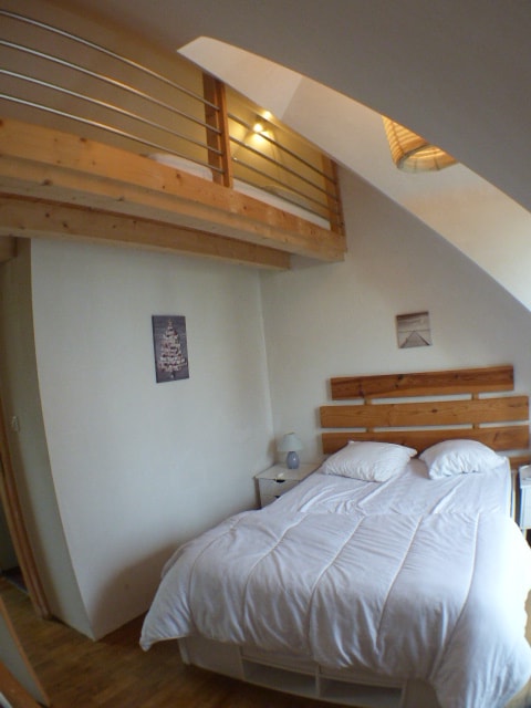 Suite Parentale du F3bis avec lit 140 sur belle baie plein sud + mezzanine au besoin avec 2 matelas simple... Salle de bain sur le coté gauche.