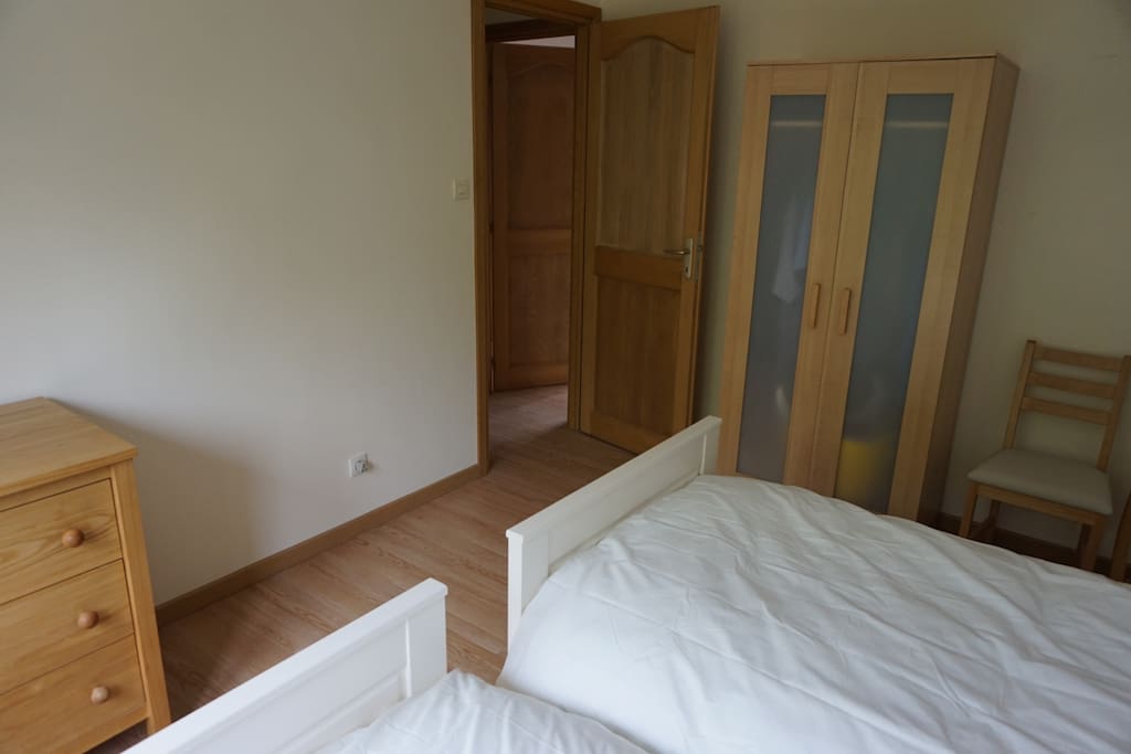 Other upstairs bedroom.
Matresses extend to edge of bed so can be brought together to form king size bed if required. Wardrobes secured to wall.
Autre chambre a l'etage.
Les matelas atteignent le bord de sommier, donc les lits ensemble forme un grand lit. Les penderies sont fixe au mur.