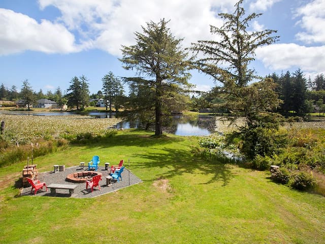 Relax near a beautiful lake at Clatsop Lake House with sleeping for up to 6!