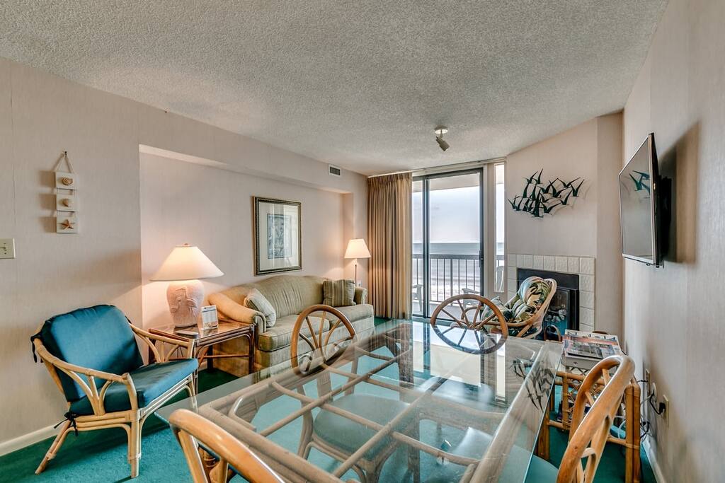 Chair,Furniture,Couch,Dining Room,Indoors