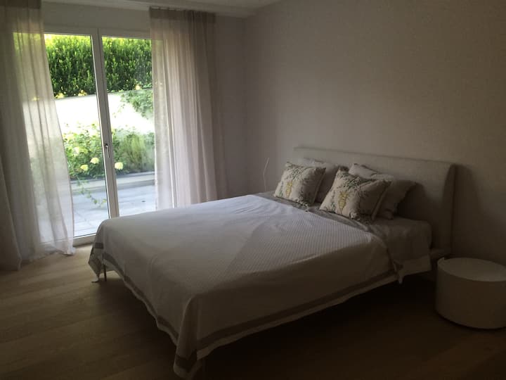 מיטת קינג סייז בחדר שינה 1