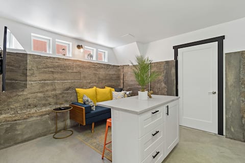 Successful Airbnb property: Urban-Chic Retreat - Private and Renovated in Guadalupe / Washington