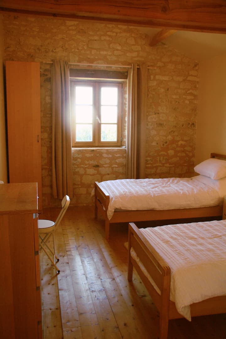 غرفة تضم سريرين صغيرين