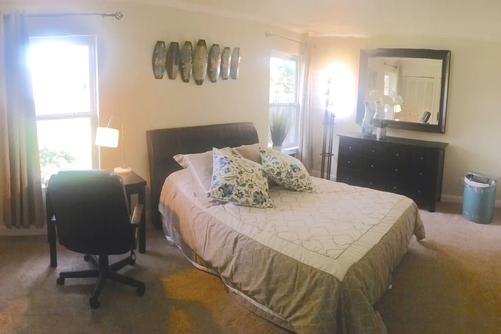 Private bedroom/Shared bathroom