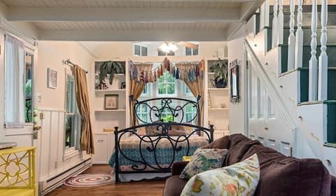 Micah's Cozy Cottage Walkable to Downtown Eureka