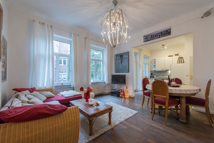 Große Altbauwohnung in guter Lage  Oympiade 2020