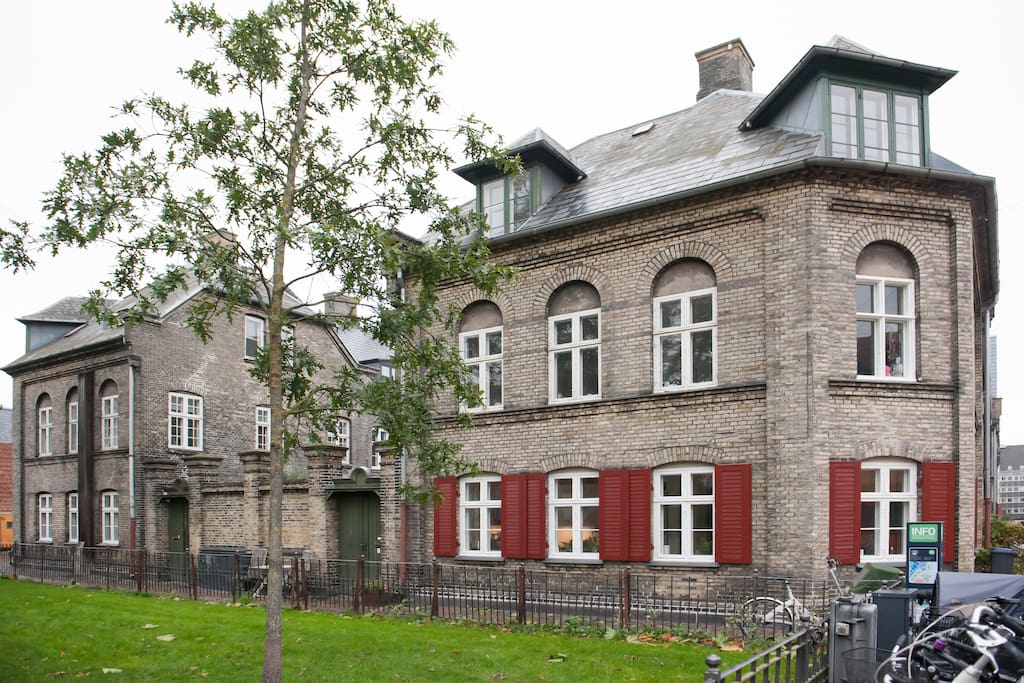 The townhouse. The appartment is located at the second floor.