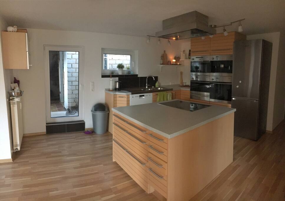 In der Küche kannst du dir leckeres Essen zubereiten und frisch gemahlenen Kaffee oder Kaffeespezialitäten zubereiten :)
Im Kühlschrank ist immer ein Fach frei für dich!