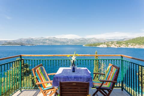 Top Airbnb: Perfect view apartment 3 in Suđurađ
