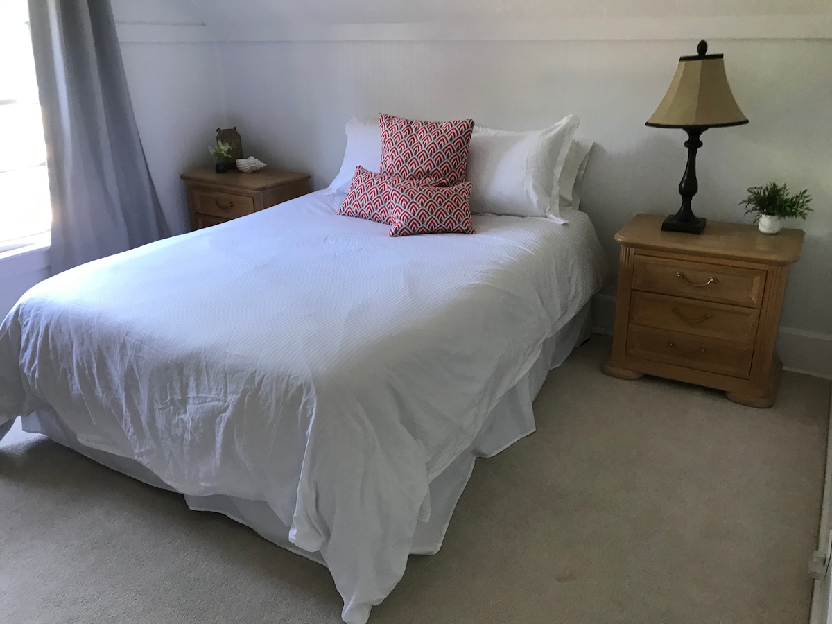 غرفة نوم في الطابق العلوي