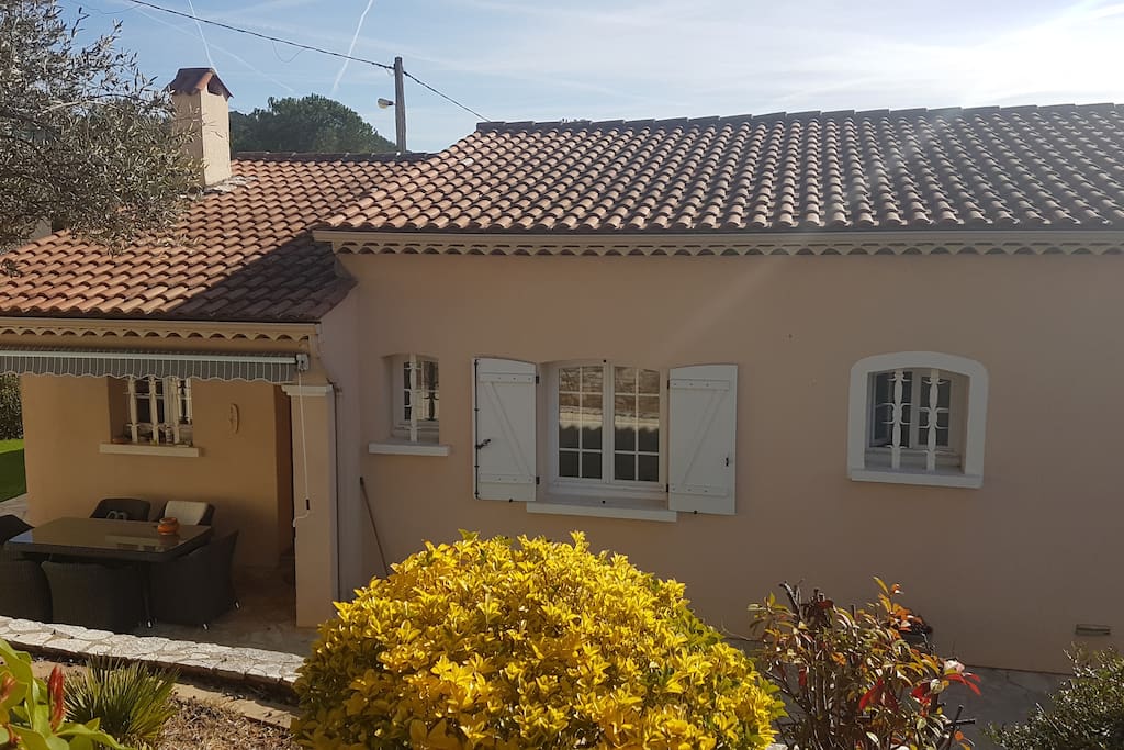 Entrée Villa avec patio.