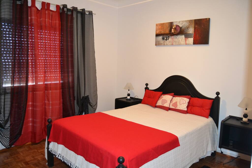 Quarto bastante espaçoso.
