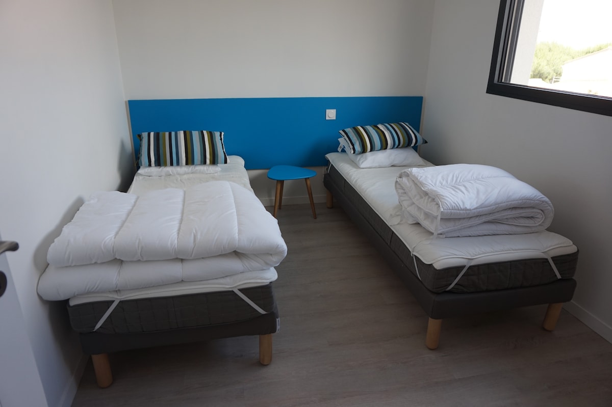 Dormitorio primer piso con dos camas individuales.