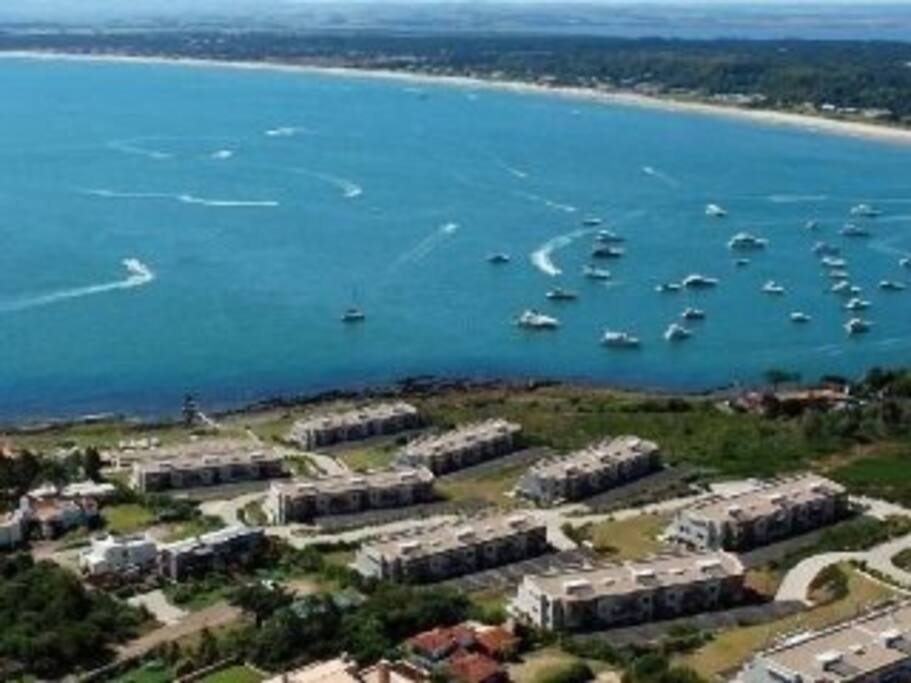 Vista Aérea del Complejo y de la Bahía de Portezuelo.