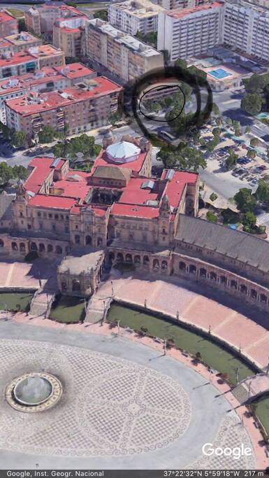 Situación junto a la plaza de España