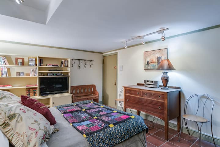 Pekné vybavenie v priestore spálne s veľkým televízorom s plochou obrazovkou vo veľkej knižničke.  Full Laundry je na krátkej súkromnej chodbe len pár krokov od dverí apartmánu.