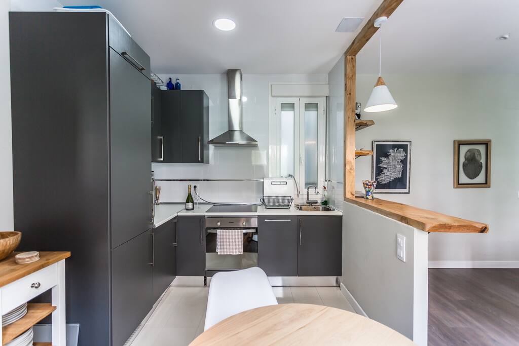 La cocina desde la mesa