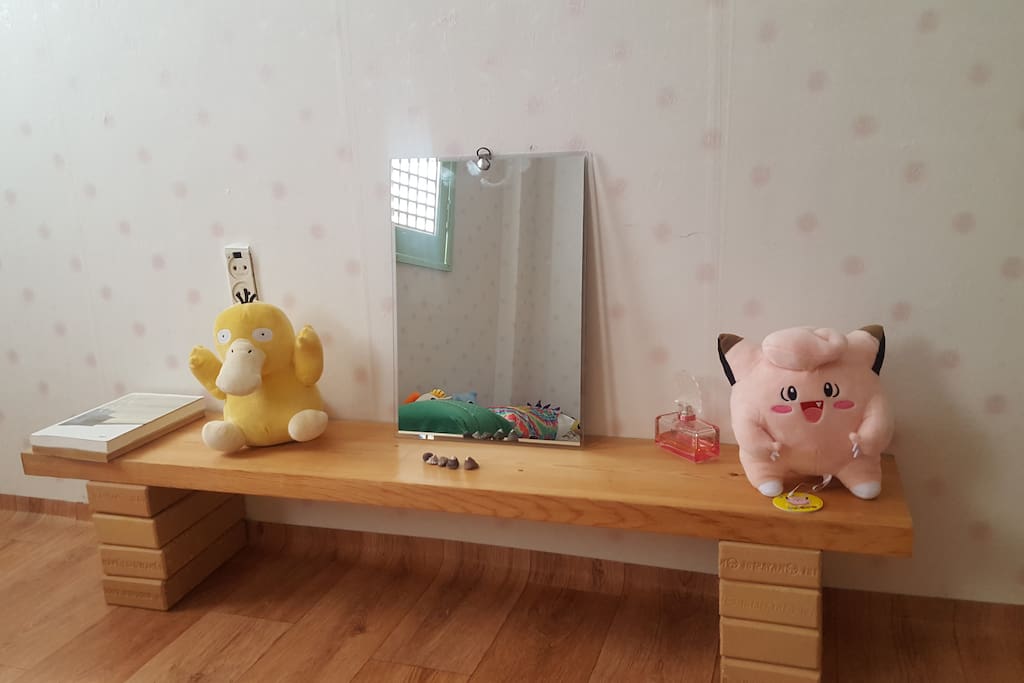 Simple table and mirror