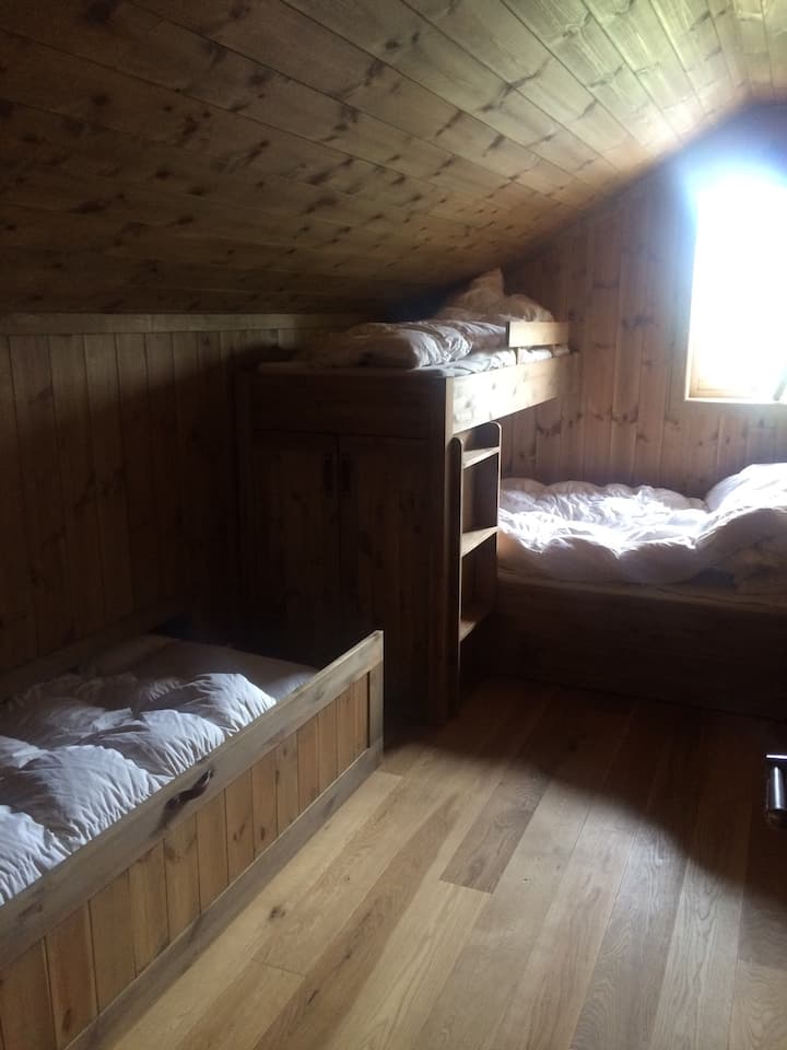 غرف النوم في الطابق الثاني - غرفتا نوم متماثلتان
سرير عائلي وسحب 120 سريرًا