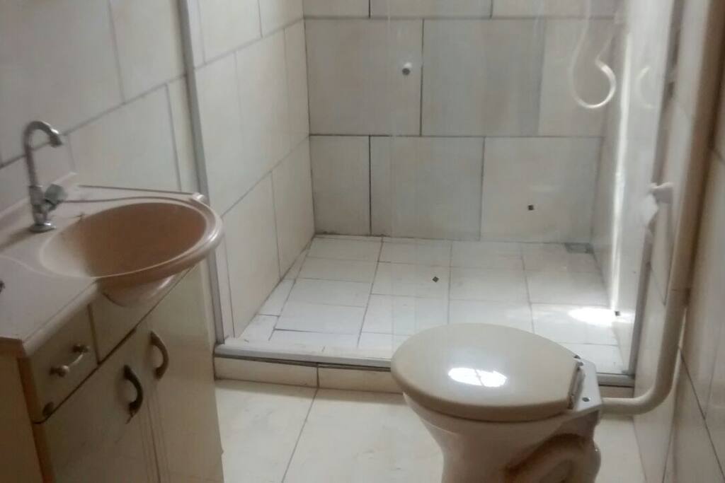 Banheiro amplo com chuveiro elétrico