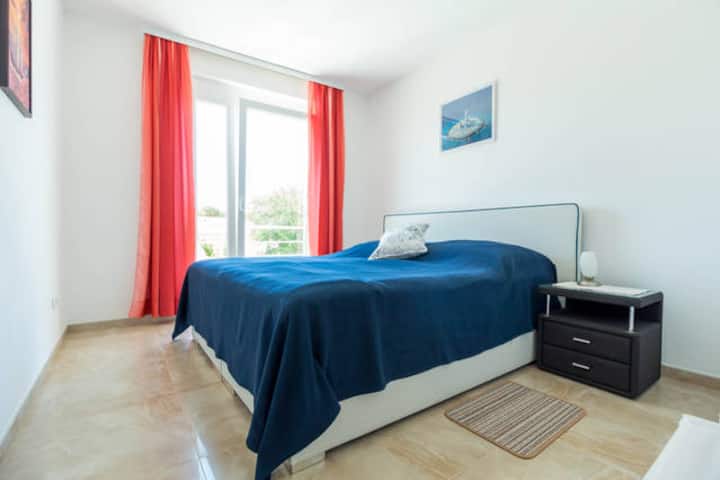 Spavaća soba s balkonom