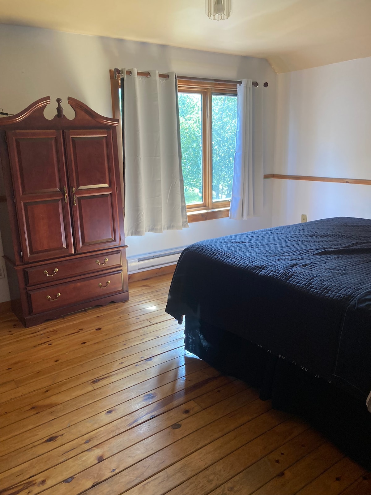 חדר שינה ראשי עם חדר רחצה צמוד