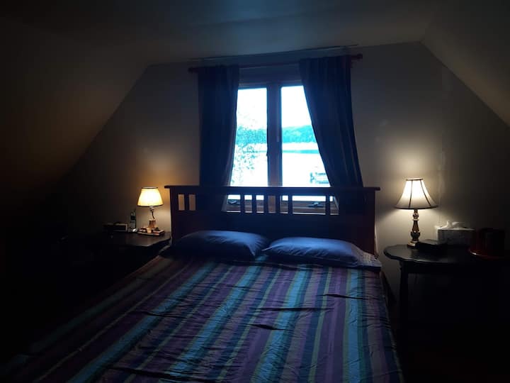 Chumba cha kulala cha kujitegemea cha ghorofa ya 2 (mwonekano wa ziwa)