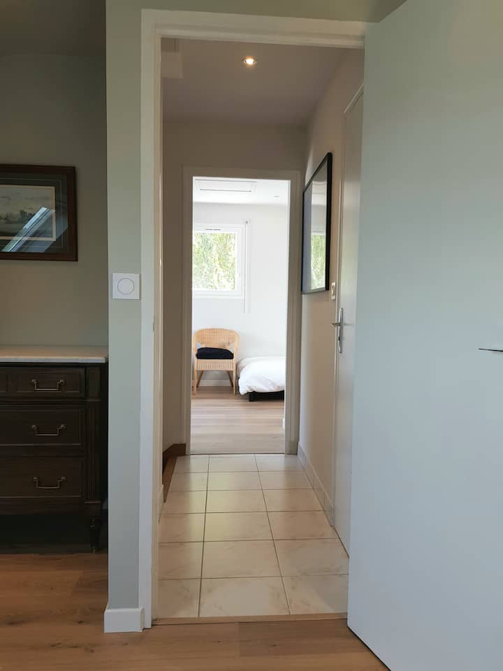 Pequeño vestíbulo en el segundo piso entre el dormitorio 2 y el 3 con acceso al segundo baño