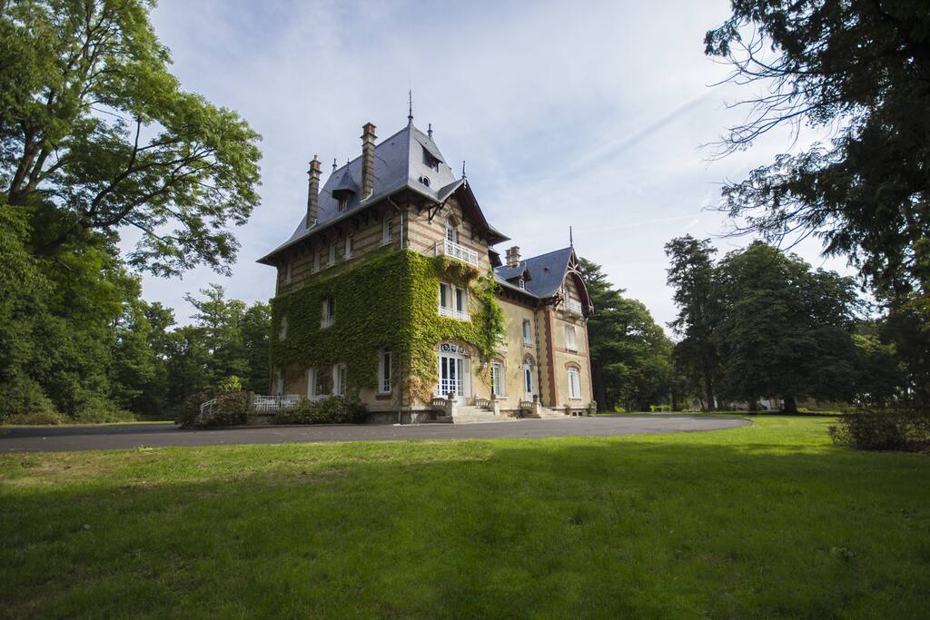 Le manoir vu de l'espace piscine