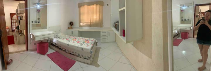 Kitanda 1 cha mtu mmoja, kitanda cha usaidizi na godoro 1 la mtu mmoja.