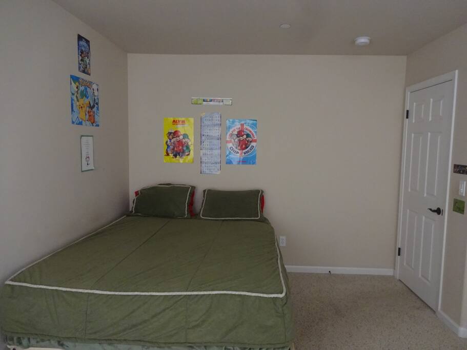Queen size bed, for the third guest a single mattress on the floor is available.