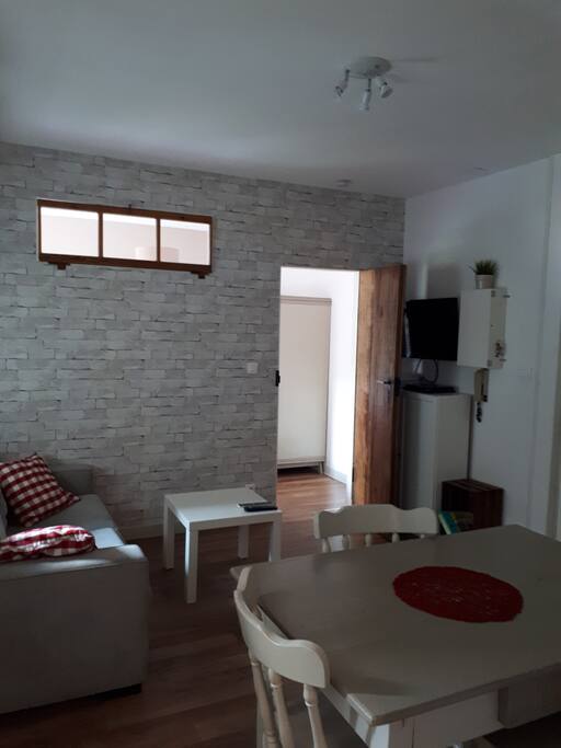 Vue du salon avec porte donnant sur la chambre