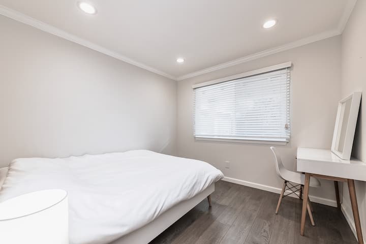 Slaapkamer A: beschikt over een queensize bed met traagschuimmatras, een bureau en een stoel (met een spiegel), een nachtkastje en een lamp.