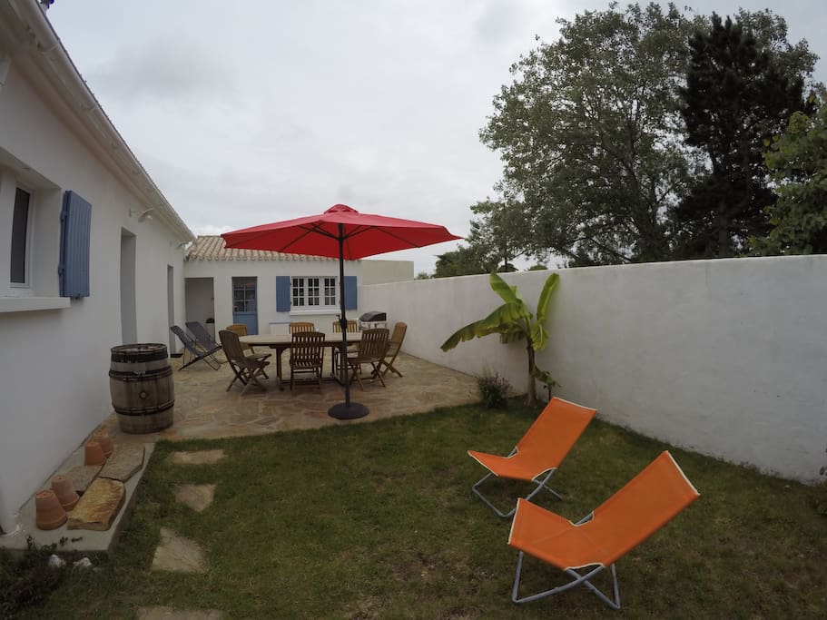 l'arrière de la maison ... une terrasse calme et ensoleillée
