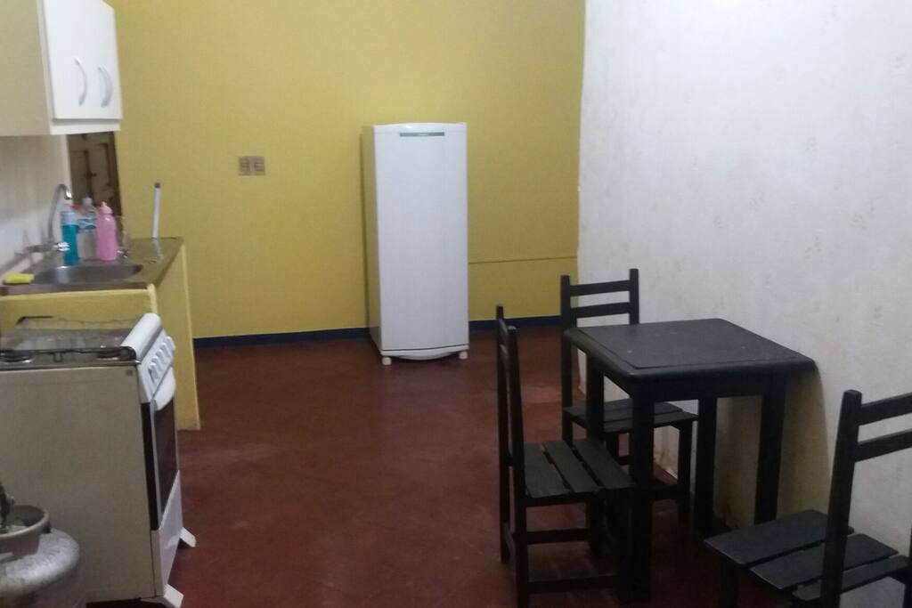 Cozinha mobiliada, geladeira, fogão e mesa