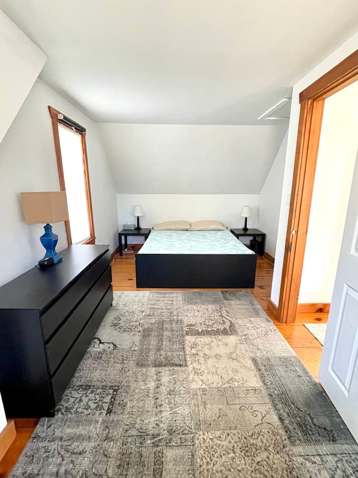 Dormitorio 1: cama tamaño queen, vestidor, ventilador, aire acondicionado.