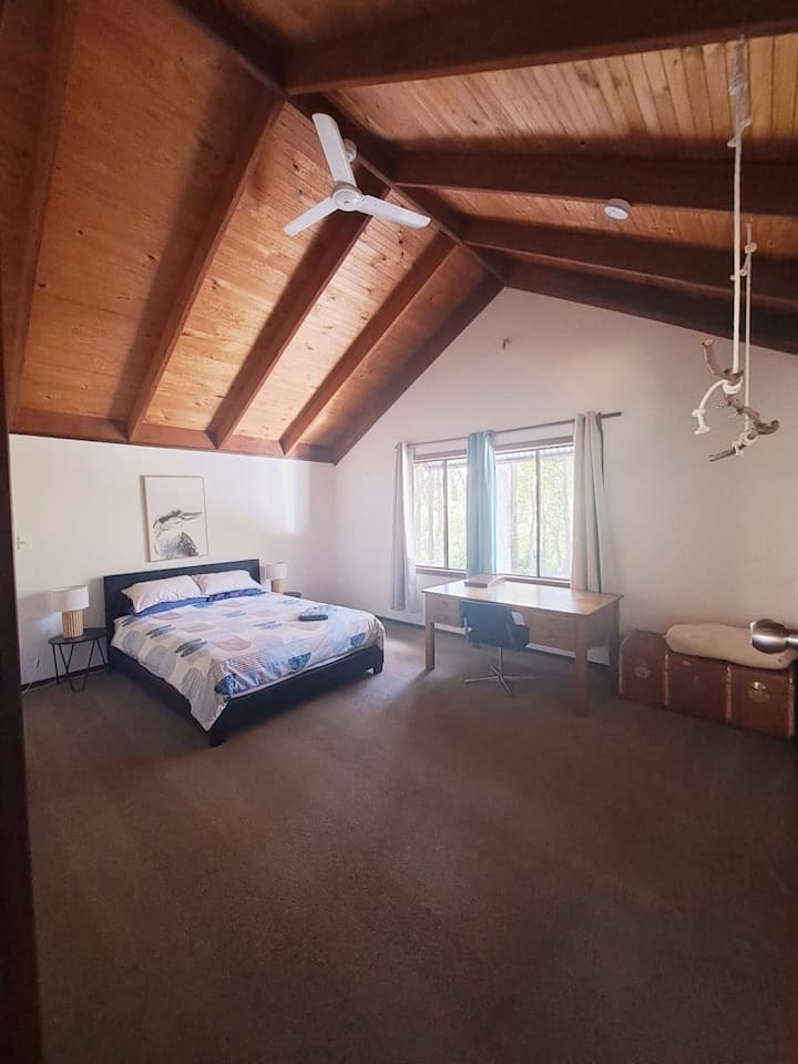 ห้องนอนชั้นบน 1 X เตียงควีนไซส์