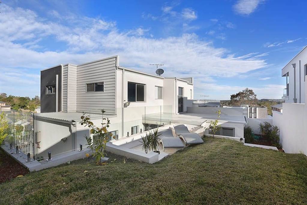 Touch of Luxury★2-Levels★2 Kitch★Backyard★Parking