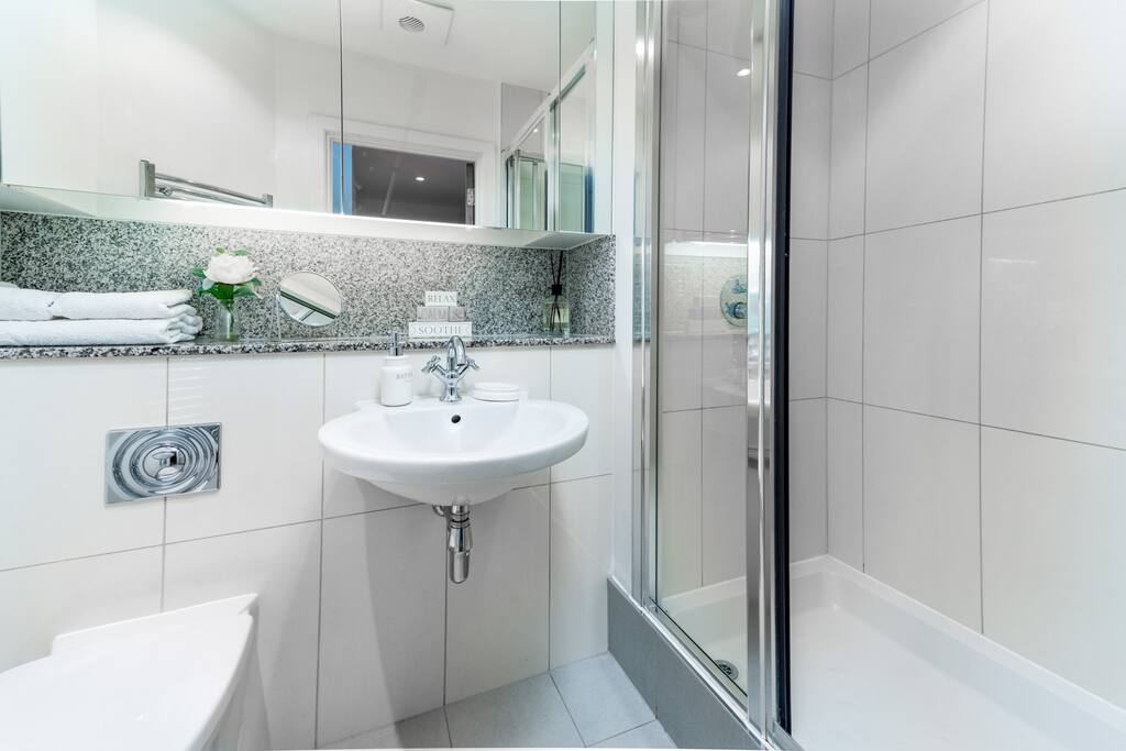 En suite - walk in shower - towels provided