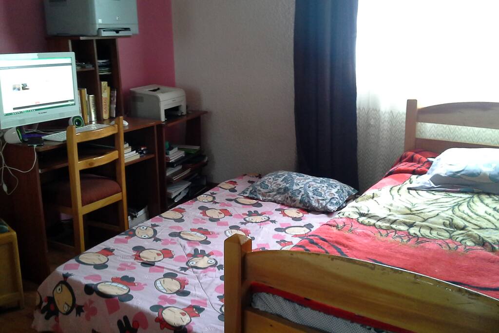 Arreglo de habitación (B) con dos camas.
Bedroom (B) with two beds.