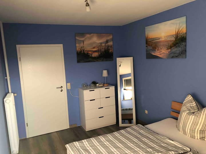 Prekrasan veliki bračni krevet dimenzija 180 × 200 cm 