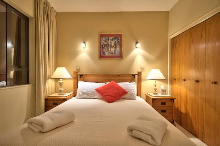 Camera da letto al piano superiore fuori dalla zona giorno. 