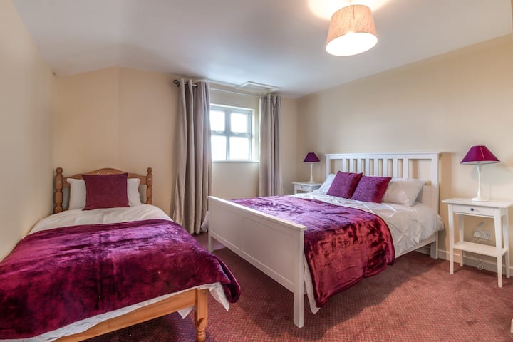 Спална соба 2 на горниот кат,семејна соба, 1 брачен кревет и 1 единечен кревет