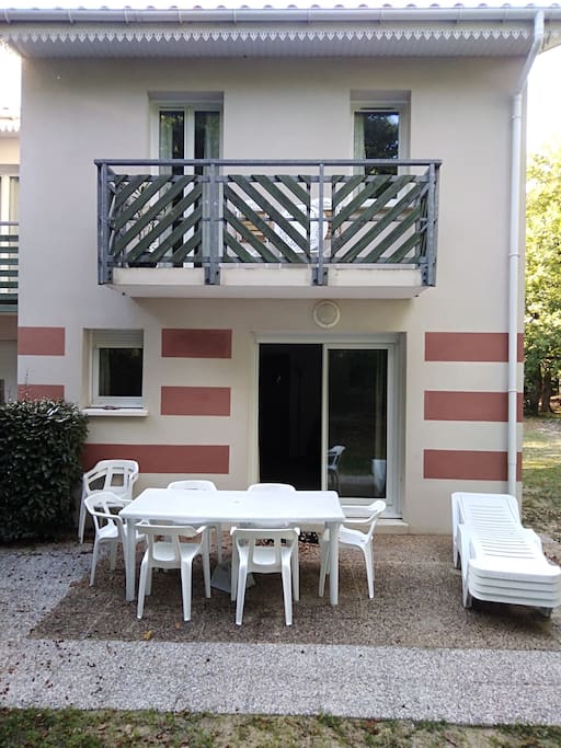 grande terrasse avec salon de jardin 8 fauteuils et 4 chaises longues